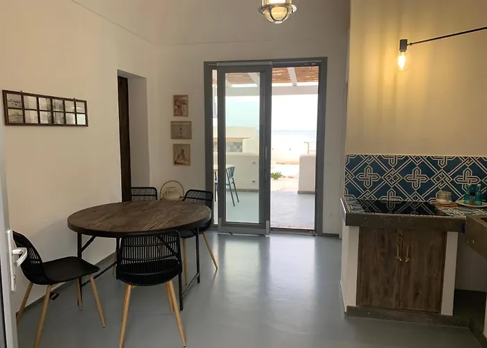 Le Casuzze Ammare بيت للعطل فافينانا